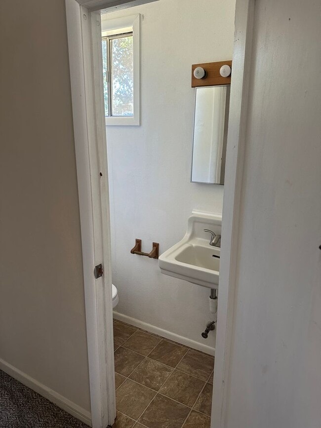 Building Photo - 2 bedroom 1 bath home