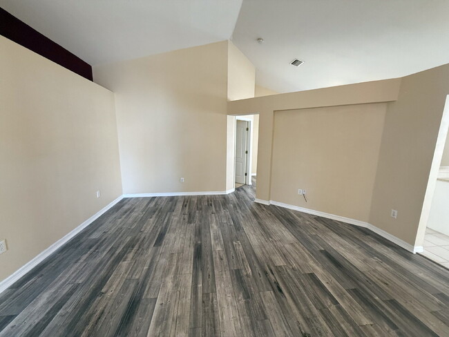 Foto del edificio - Stunning 3-Bedroom Retreat in Gibsonton wi...