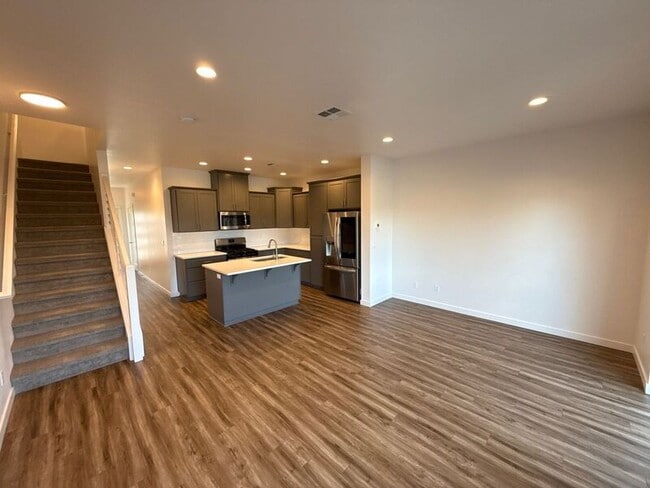 Building Photo - 5913 Blue River Dr SE