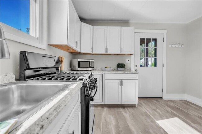 Foto del edificio - 1229 McKee Rd