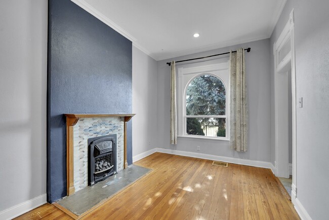 Foto del edificio - $2,495, 2-bed, 1-bath Victorian in the hea...