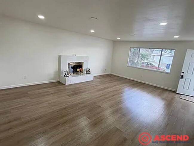 Foto del edificio - Fantastic 3BD/2BA Home in Bakersfield's 93309 — Garage, Gardener Included!