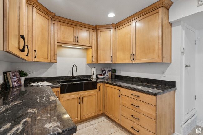 Building Photo - 1044 E 400 S