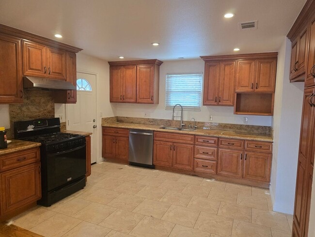Foto del edificio - Beautifully Maintained 6-Bedroom Home in t...