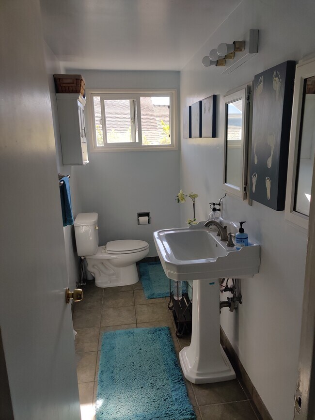 Bathroom - 3208 N Poinsettia Ave