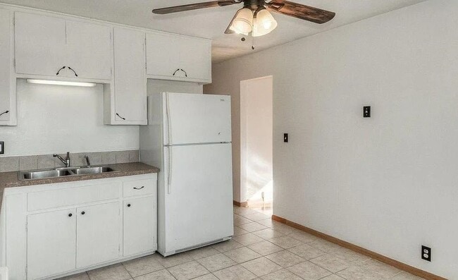 Building Photo - Bright & Spacious 3-Bedroom Duplex Unit on Large Corner Lot with Wood Floors & Garage!