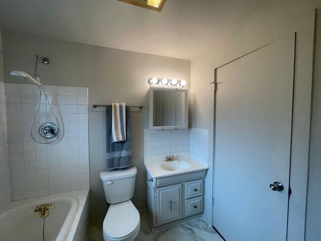 Building Photo - Charming Craftsman Home in Quiet Burien Ne...