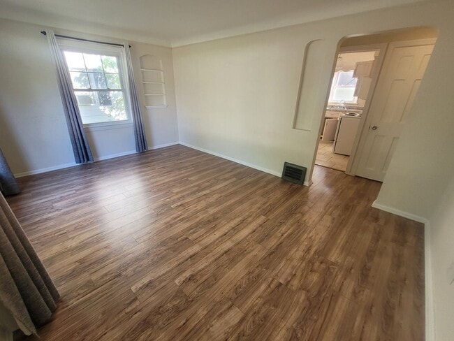 Building Photo - 6987 Greenleaf Ave