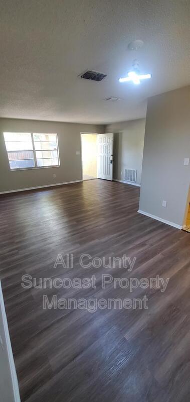Building Photo - 3221 Carriage Dr
