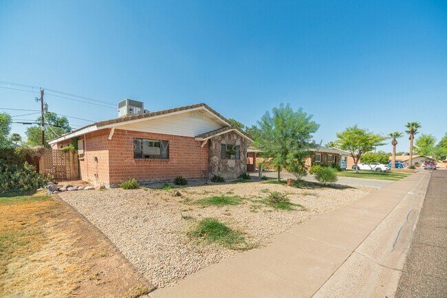 Building Photo - 8525 E Mariposa Dr