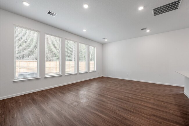 Building Photo - 653 Royal Arch Dr