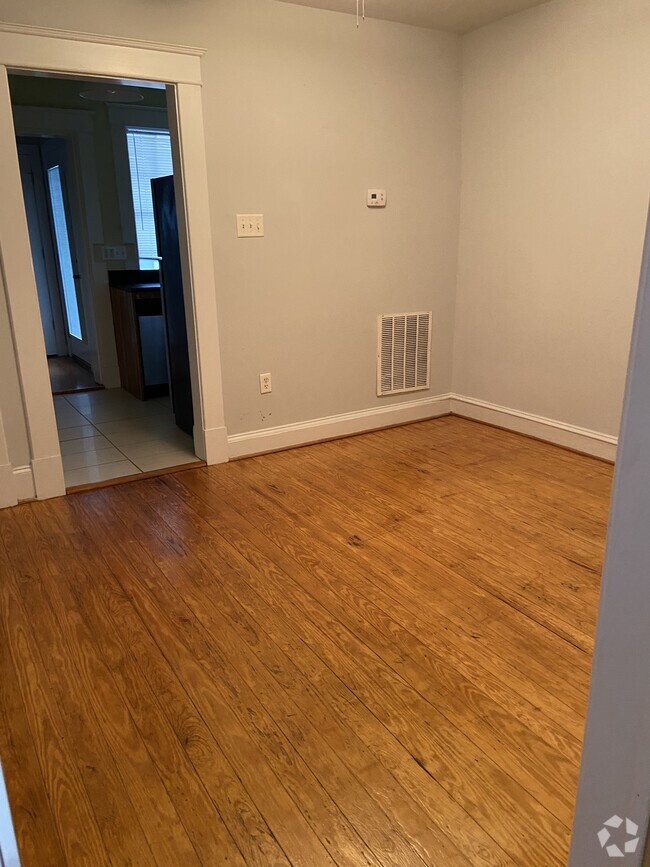 Building Photo - 2306 Parkwood Ave