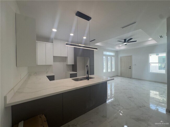 Building Photo - 1303 Rosewood Ln