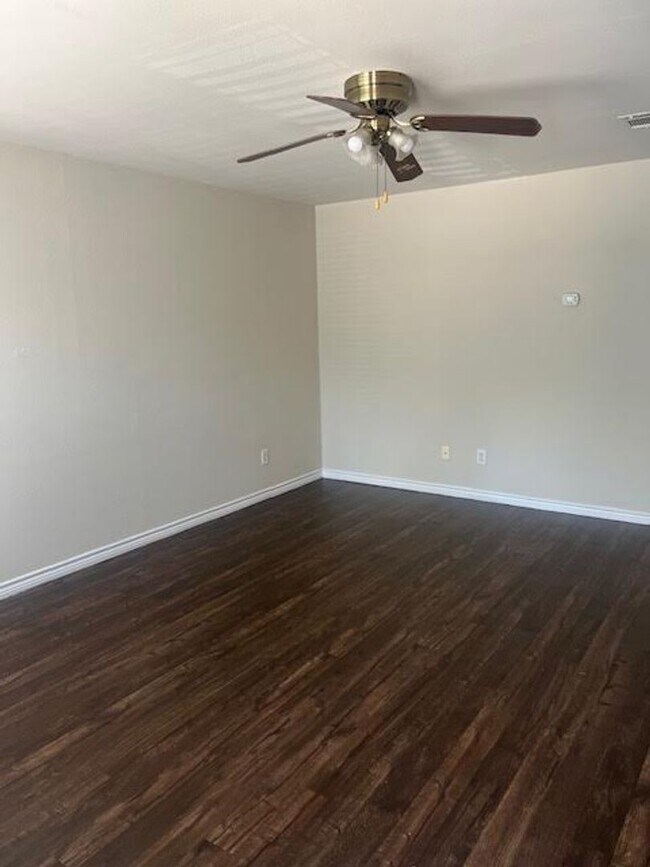 Building Photo - 2 bedroom townhome in Moody, Texas.
