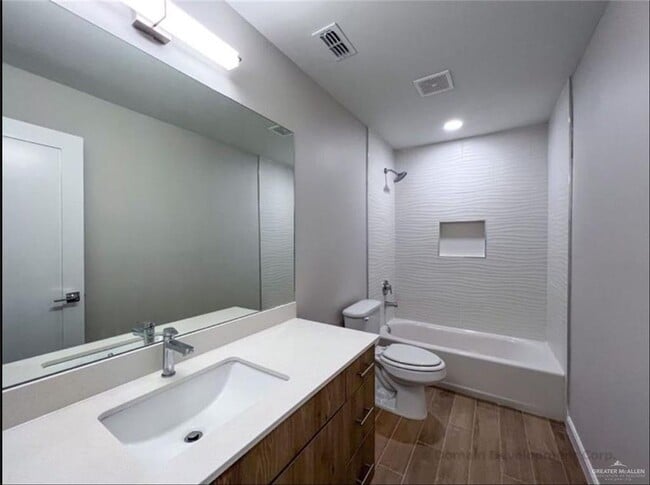 Building Photo - 1412 E Iris Ave