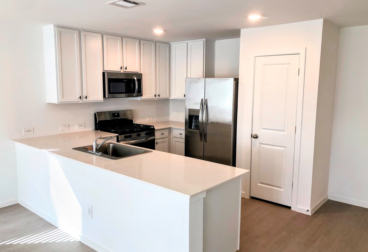 Quartz countertops, stainless steel appliances, soft close cabinets with cabinet pulls. - 16472 Blossom Grove Dr