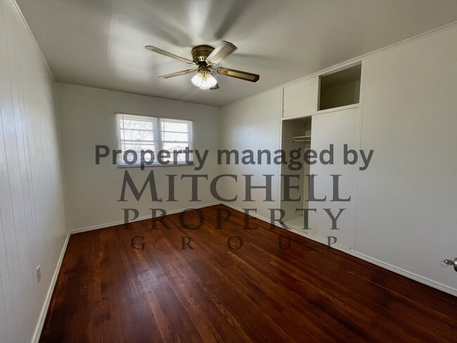 Building Photo - Beautiful 3 bedroom 1 bath with hardwood f...