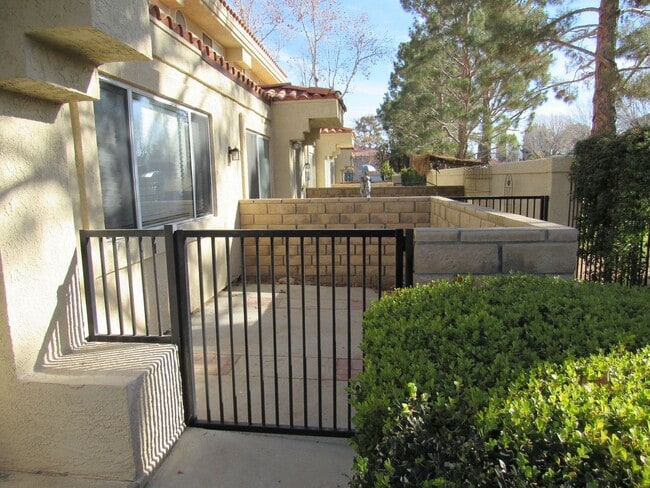 Building Photo - Townhouse in gated community near A.V. Col...
