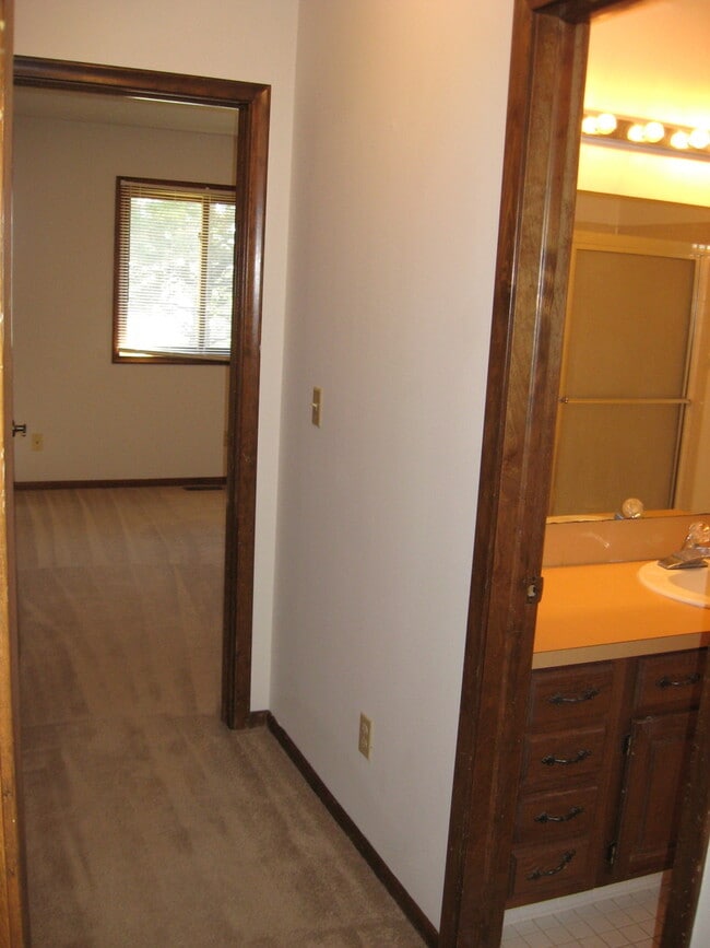 Building Photo - Ben Inc Duplexes - Scwalb Realty