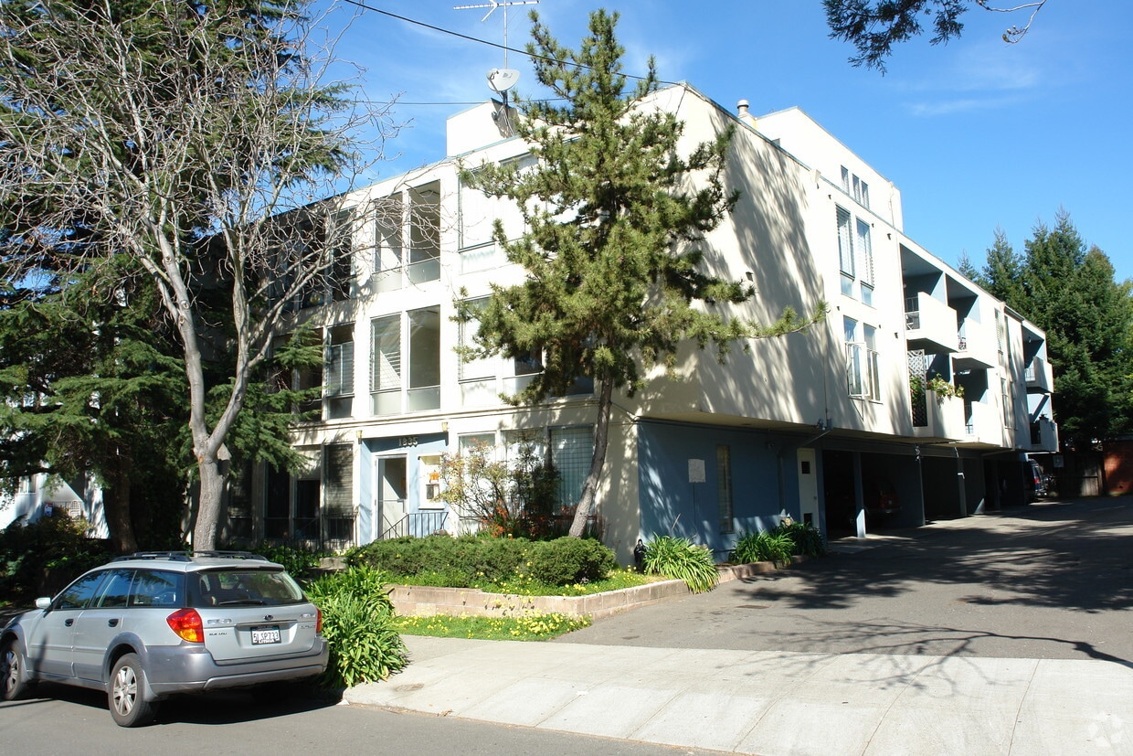 Primary Photo - 1835 Delaware St