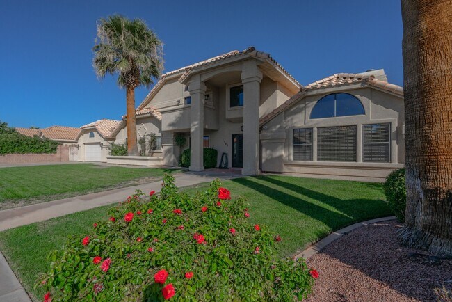 Foto del edificio - 6 Bed 3.5 Bath, Home with 2 Car Garage & S...