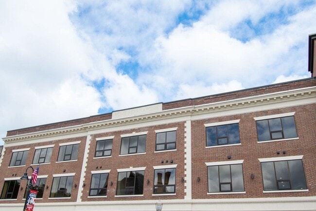Building Photo - 639 Main St