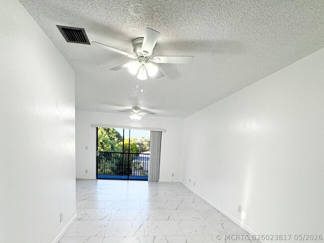 Foto del edificio - 10687 Royal Palm Blvd