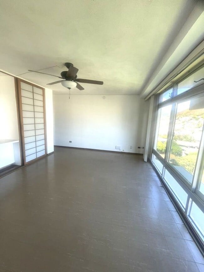 Building Photo - Queen Emma Gardens- King Tower Apt. # 1547