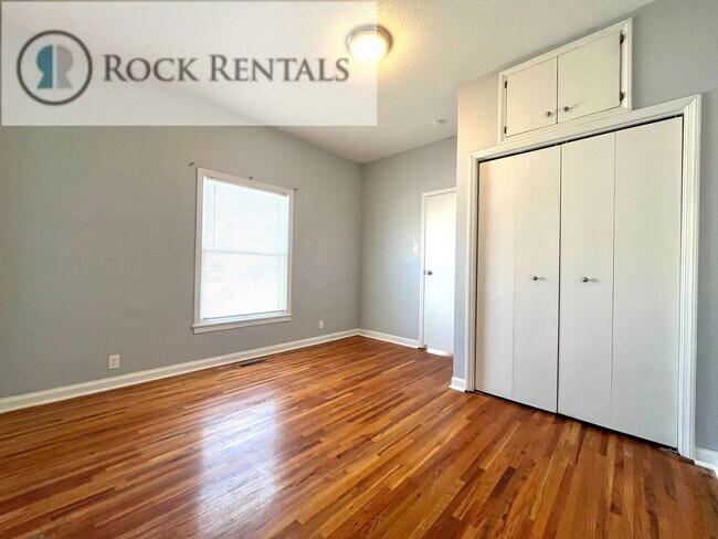 Foto del edificio - 3 Bed 1 Bath with Car Port