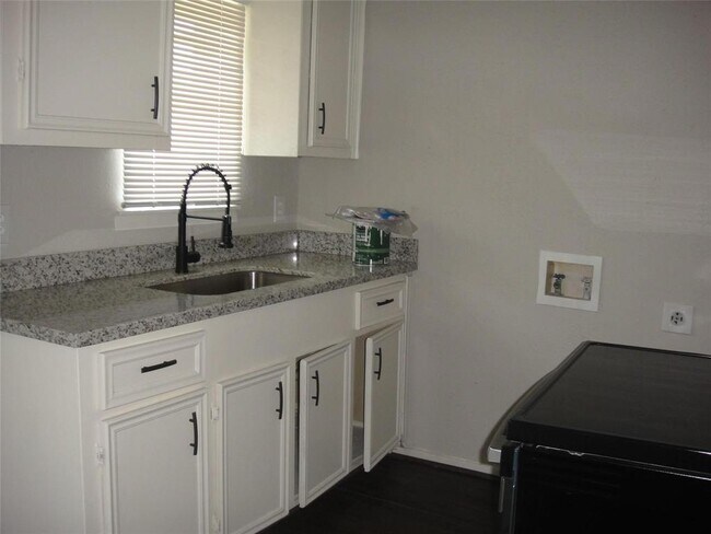 Foto del edificio - 3811 Cornell St