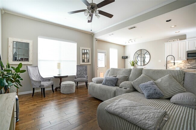 Foto del edificio - 4650 Penelope Ln