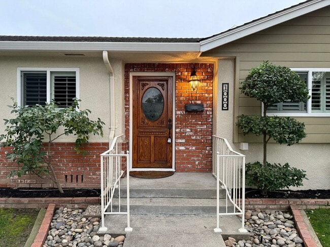 Building Photo - Conveniently located single story home!