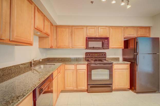 Building Photo - 3179 Summit Square Dr