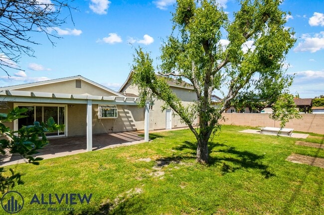 Building Photo - Upgraded 4 Bedroom, 3 Bathroom Home Available