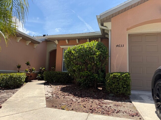 Foto del edificio - Beautiful 3 room /2.5 bath Gated Community W/ Pool Close to the Skyway