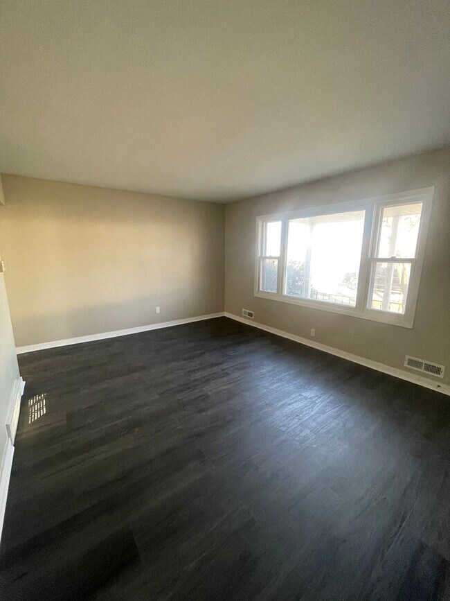 Foto del edificio - 5857-5859 N 93rd