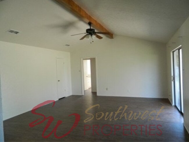 Foto del edificio - Excellent 3 bedroom 1 1/2 bath in great, centrally located neighborhood!