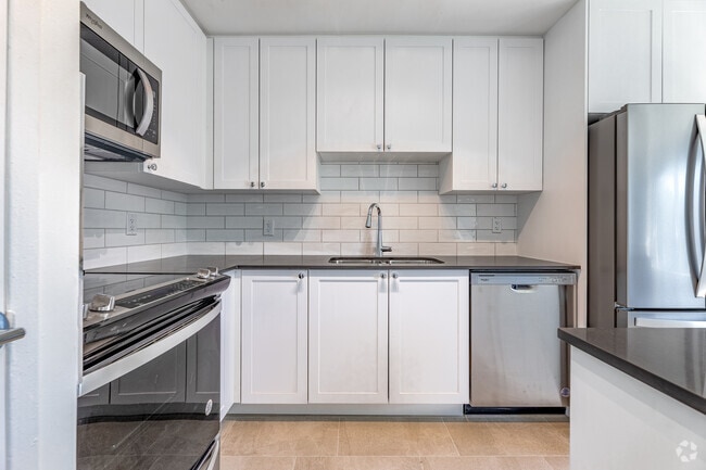 2BR, 1BA - 893SF - Kitchen - 1301 Dundas St W