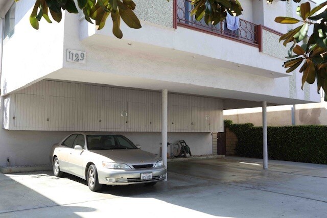 Tandem Parking - 1129 S Sherbourne Dr