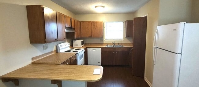 Building Photo - Spacious 2 Bedroom, 1 Bath Apartment on Er...