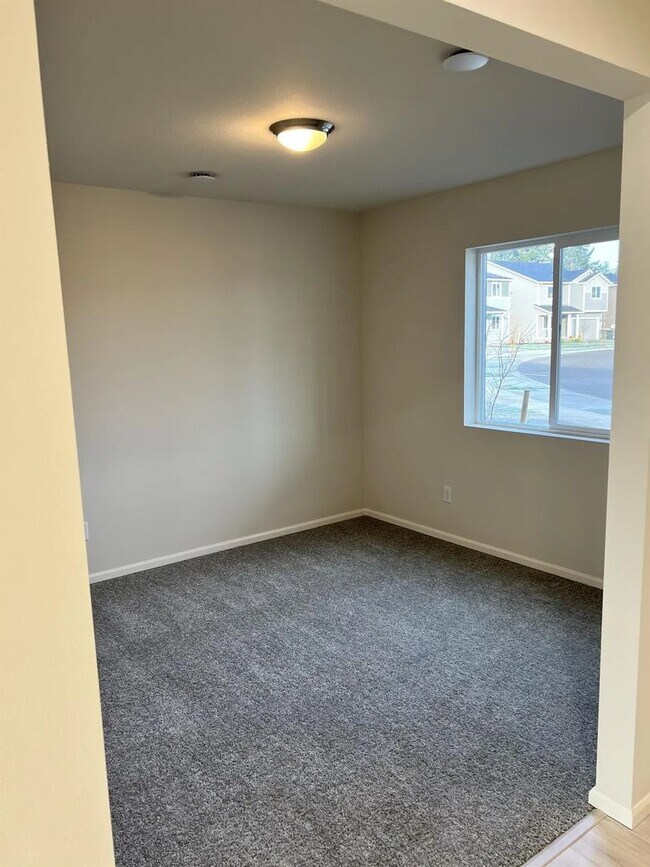 Foto del edificio - Enormous Two-Story Home- Available January 9th