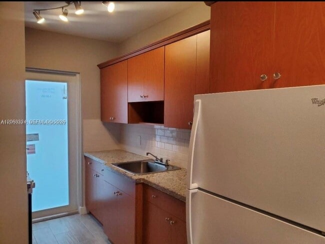 Foto del edificio - 8035 Byron Ave