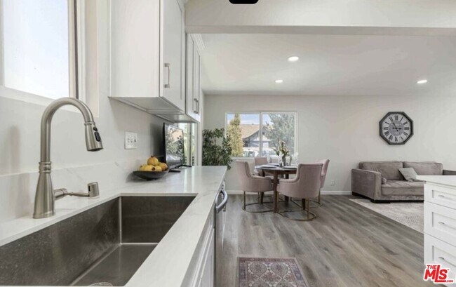 Building Photo - 817 N Kingsley Dr