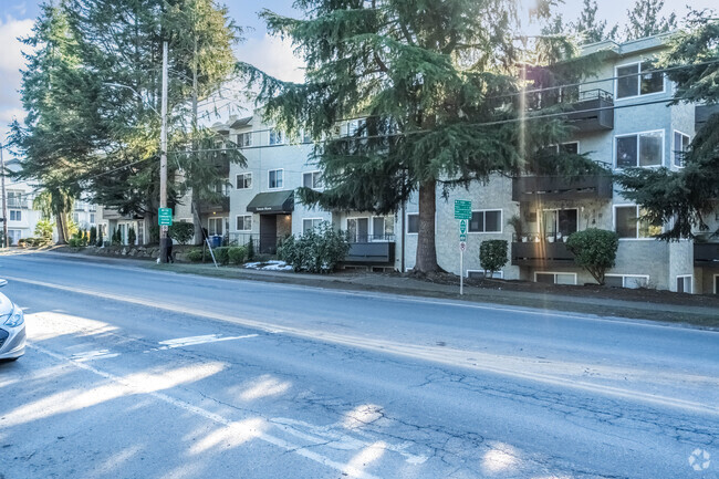 Building Photo - Spacious unit nestled across from Bitterla...
