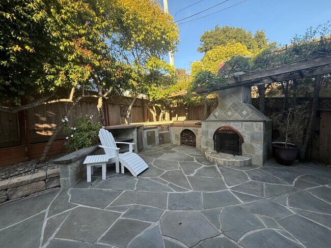 Building Photo - Furnished or Unfurnished Coastal Retreat