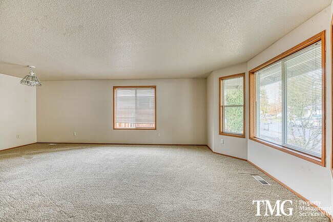 Foto del edificio - Spacious 3-Bedroom Ranch in Desirable Fish...