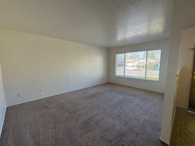 Building Photo - Four Bed, Two Bath Home In North Stockton