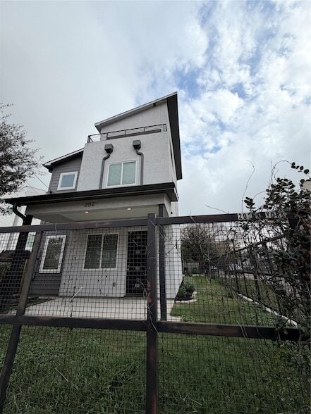 Photo - 202 N York St House