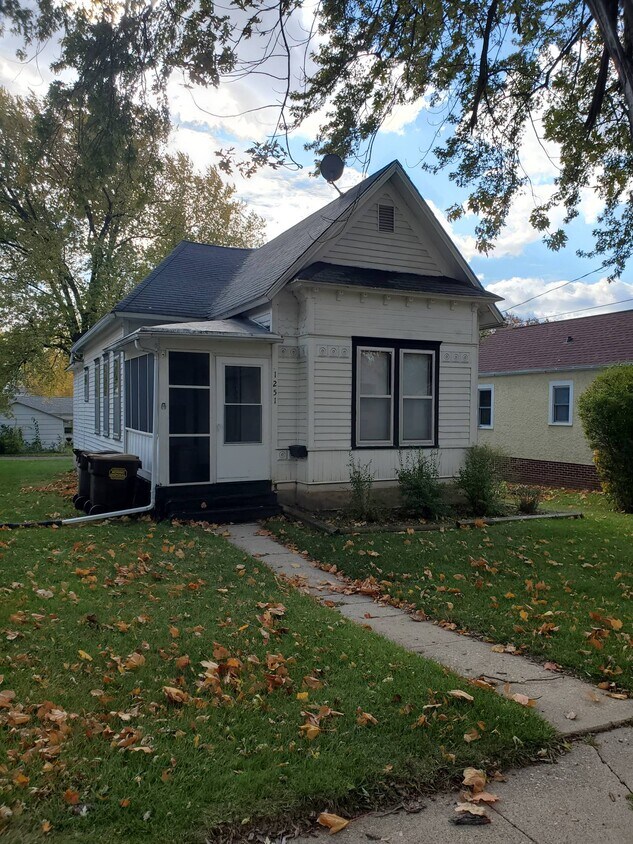 1251 W Harrison St, Freeport, IL 61032 House Rental in Freeport, IL