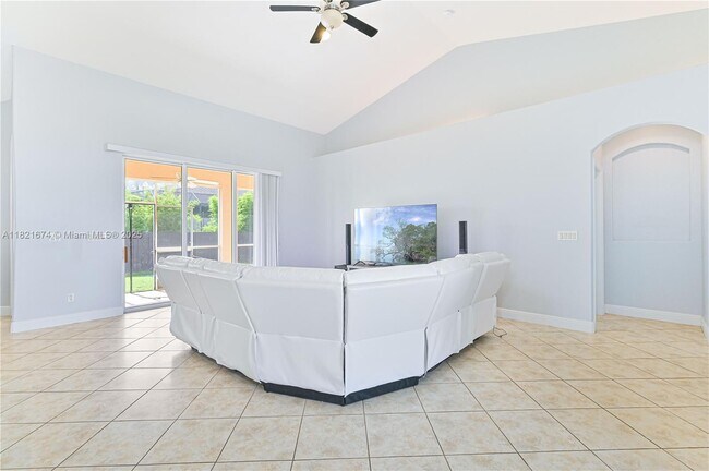 Foto del edificio - 621 NW 37th Ave